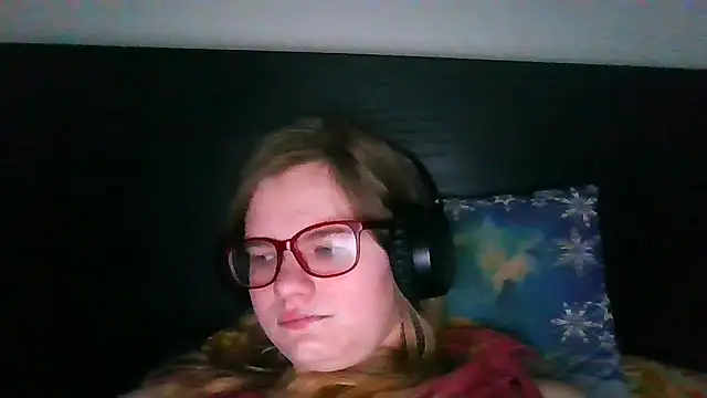 Snapshot of Moonolighta chatting on October 13, 6:46 am Moonolighta online show from October 13, 6:46 am