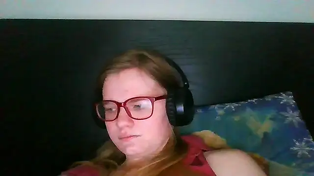 Snapshot of Moonolighta chatting on October 14, 6:58 am Moonolighta online show from October 14, 6:58 am