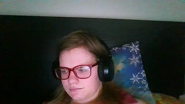 Snapshot of Moonolighta chatting on October 27, 8:07 am Moonolighta online show from October 27, 8:07 am