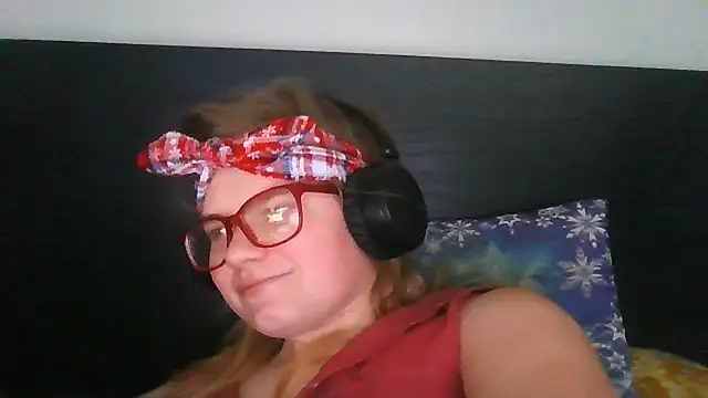 Snapshot of Moonolighta chatting on October 28, 9:57 am Moonolighta online show from October 28, 9:57 am