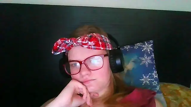 Snapshot of Moonolighta chatting on October 29, 9:44 am Moonolighta online show from October 29, 9:44 am