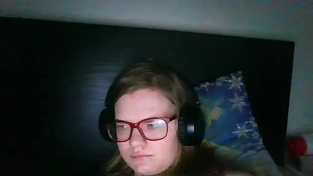 Snapshot of Moonolighta chatting on November 2, 7:22 am Moonolighta online show from November 2, 7:22 am