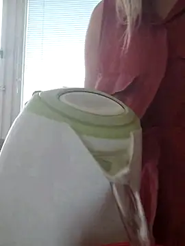 Snapshot of Moonolighta chatting on November 12, 10:15 am Moonolighta online show from November 12, 10:15 am