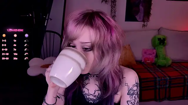 Snapshot of Lollyshy chatting on November 25, 10:15 am Lollyshy online show from November 25, 10:15 am