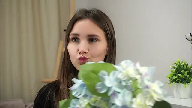 Snapshot of EthalFlowers chatting on October 12, 12:53 am EthalFlowers online show from October 12, 12:53 am