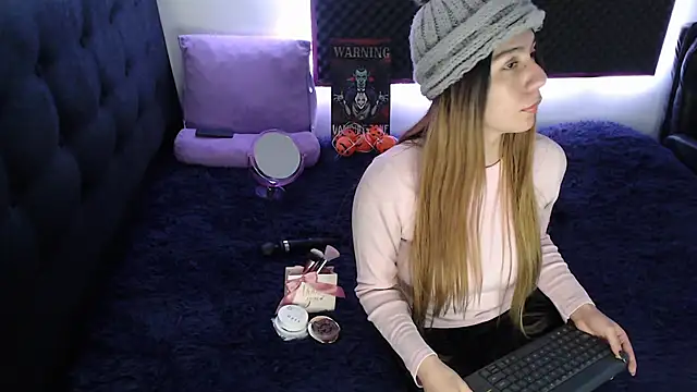 Snapshot of karlamoon23 chatting on October 11, 1:05 am karlamoon23 online show from October 11, 1:05 am