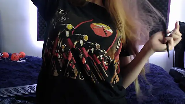 Snapshot of karlamoon23 chatting on October 15, 10:10 pm karlamoon23 online show from October 15, 10:10 pm