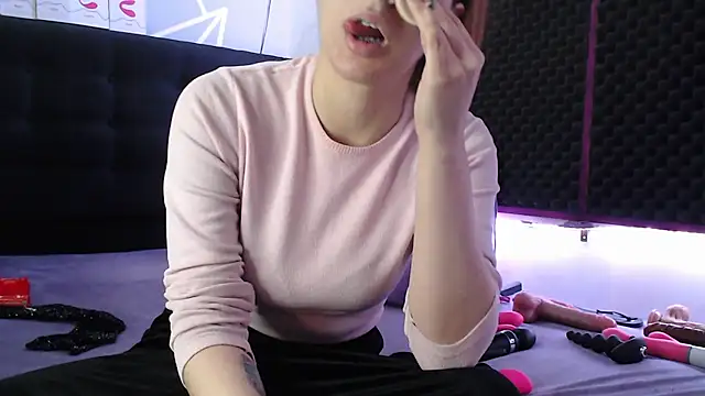 Snapshot of karlamoon23 chatting on October 26, 11:27 am karlamoon23 online show from October 26, 11:27 am