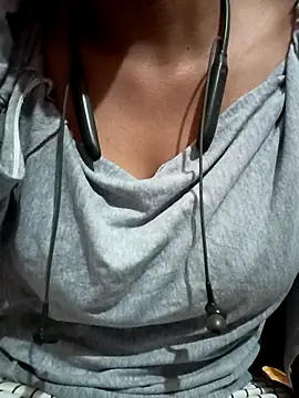 Snapshot of kaviyaponnu0987 chatting on April 1, 9:01 pm kaviyaponnu0987 online show from April 1, 9:01 pm