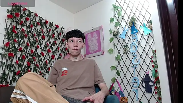 Snapshot of LiamBrown09 chatting on April 20, 7:48 pm LiamBrown09 online show from April 20, 7:48 pm