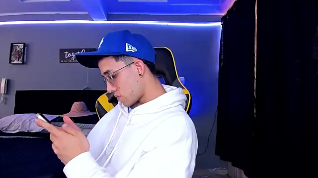 alexgiraldo   online show from October 4, 1:20 pm