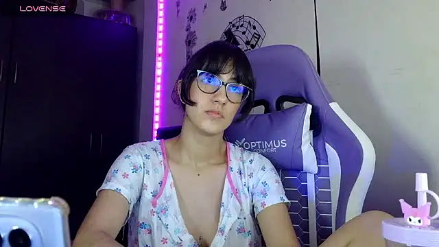 Snapshot of AvlieQueen chatting on January 11, 8:52 am AvlieQueen online show from January 11, 8:52 am