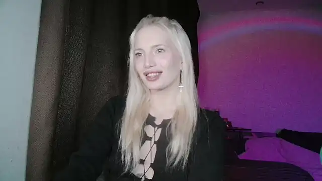 Snapshot of SpaceMarsi chatting on April 21, 10:56 pm SpaceMarsi online show from April 21, 10:56 pm