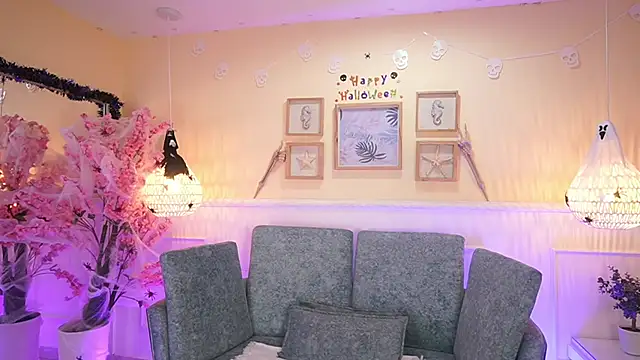 Snapshot of LoonaNyx chatting on October 17, 11:35 am LoonaNyx online show from October 17, 11:35 am