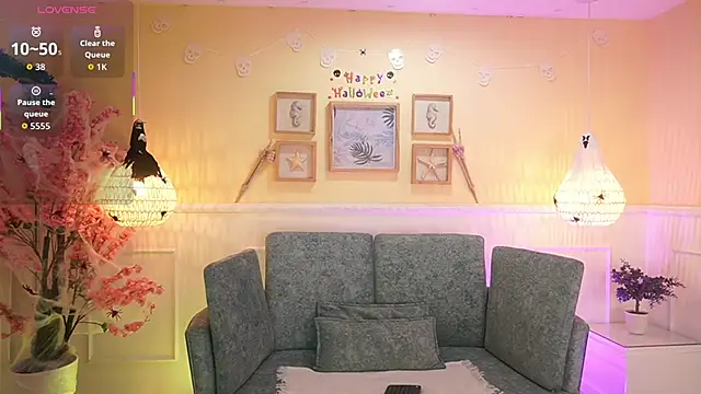 Snapshot of LoonaNyx chatting on October 25, 11:40 am LoonaNyx online show from October 25, 11:40 am