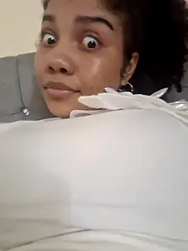 Snapshot of madelene chatting on December 8, 5:07 am madelene online show from December 8, 5:07 am