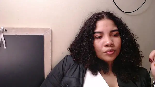 Snapshot of madelene chatting on December 25, 2:25 am madelene online show from December 25, 2:25 am