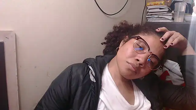 Snapshot of madelene chatting on February 18, 1:32 am madelene online show from February 18, 1:32 am