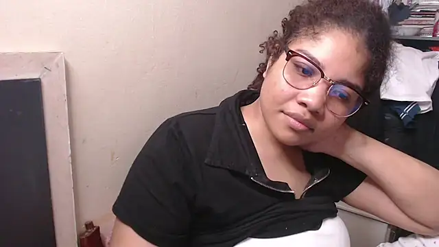 Snapshot of madelene chatting on March 10, 3:45 am madelene online show from March 10, 3:45 am