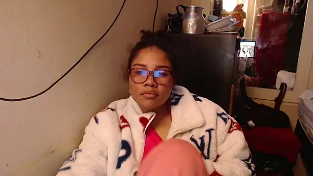 Snapshot of madelene chatting on March 6, 2:30 am madelene online show from March 6, 2:30 am