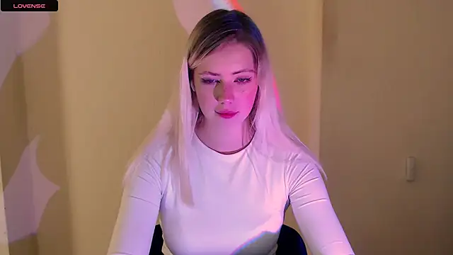 Snapshot of AliceHotty_ chatting on September 27, 9:47 am AliceHotty online show from September 27, 9:47 am