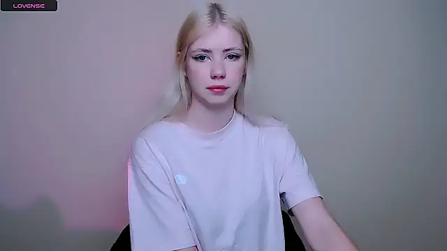 Snapshot of AliceHotty_ chatting on February 9, 8:29 am AliceHotty online show from February 9, 8:29 am