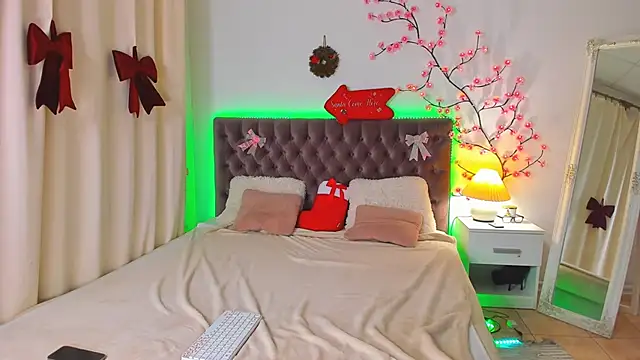 Snapshot of NikkiBustt chatting on December 22, 8:50 pm NikkiBustt online show from December 22, 8:50 pm