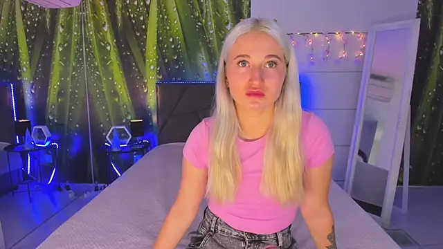 Snapshot of HollyTailors chatting on September 23, 5:21 am HollyTailors online show from September 23, 5:21 am