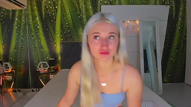 Snapshot of HollyTailors chatting on September 24, 5:33 am HollyTailors online show from September 24, 5:33 am