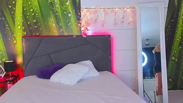 Snapshot of HollyTailors chatting on September 25, 5:11 am HollyTailors online show from September 25, 5:11 am