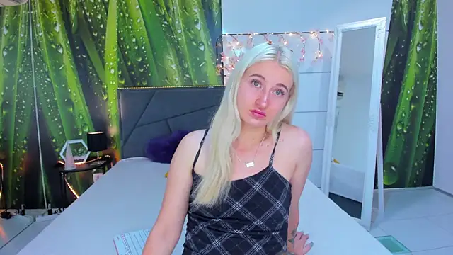 Snapshot of HollyTailors chatting on September 30, 5:34 am HollyTailors online show from September 30, 5:34 am