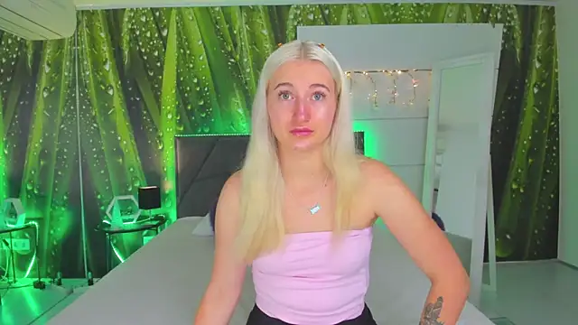 Snapshot of HollyTailors chatting on October 1, 5:35 am HollyTailors online show from October 1, 5:35 am