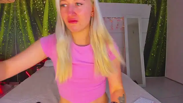 Snapshot of HollyTailors chatting on October 13, 5:40 am HollyTailors online show from October 13, 5:40 am