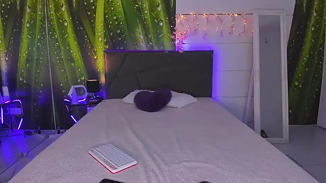 Snapshot of HollyTailors chatting on October 16, 5:30 am HollyTailors online show from October 16, 5:30 am