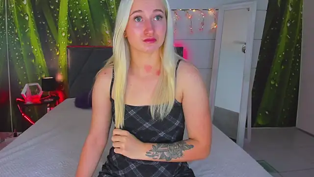 Snapshot of HollyTailors chatting on October 17, 12:08 pm HollyTailors online show from October 17, 12:08 pm