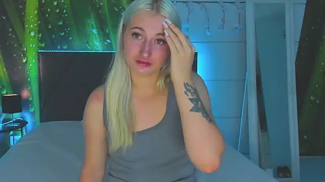 Snapshot of HollyTailors chatting on October 25, 5:26 am HollyTailors online show from October 25, 5:26 am