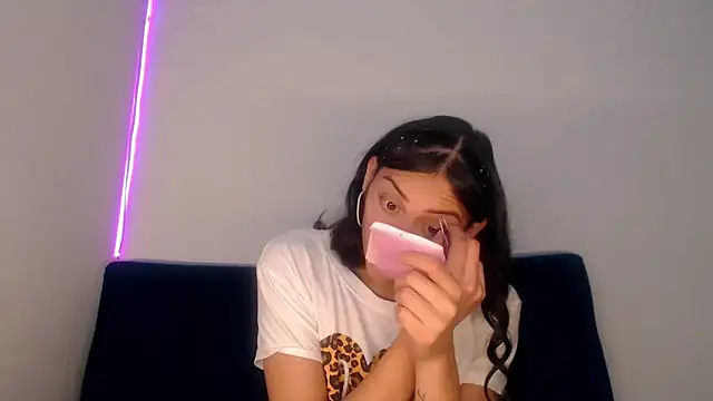 Snapshot of Megan_Gil_ chatting on February 14, 9:44 pm Megan Gil online show from February 14, 9:44 pm