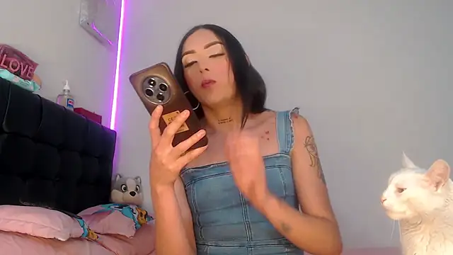 Snapshot of Megan_Gil_ chatting on February 26, 10:42 pm Megan Gil online show from February 26, 10:42 pm