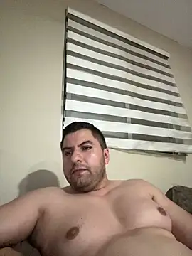 raulgzz4 online show from May 19, 4:52 am