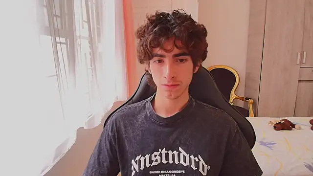 Nude Boy18 online show from October 6, 6:05 pm