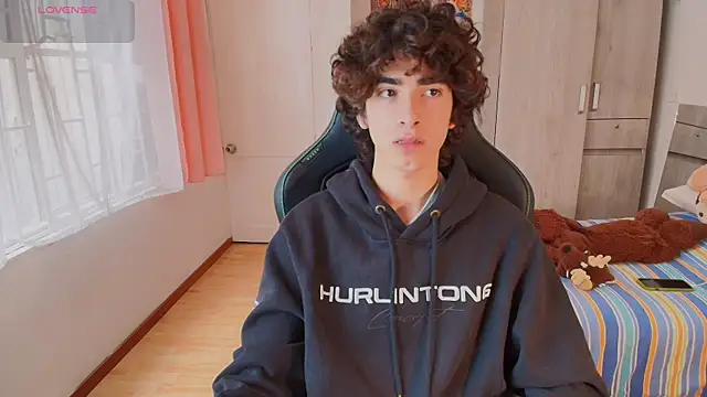 Nude Boy18 online show from November 28, 7:38 pm