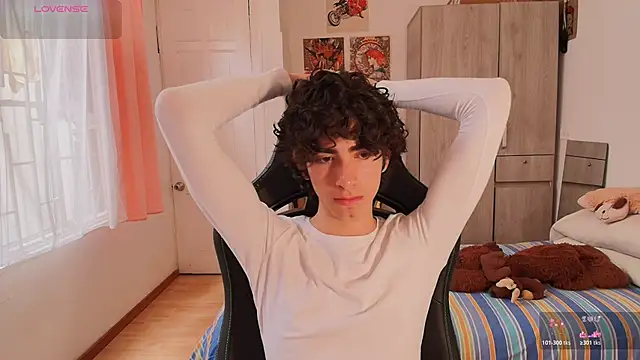 Nude Boy18 online show from May 5, 7:00 pm