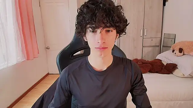 Nude Boy18 online show from May 17, 8:05 pm