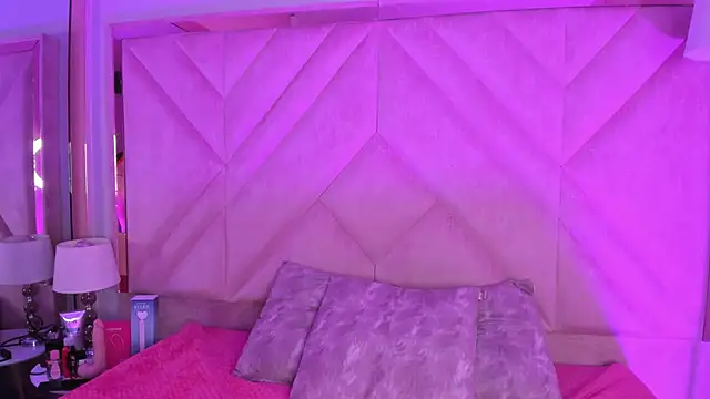 SofiJones  online show from November 10, 9:36 pm