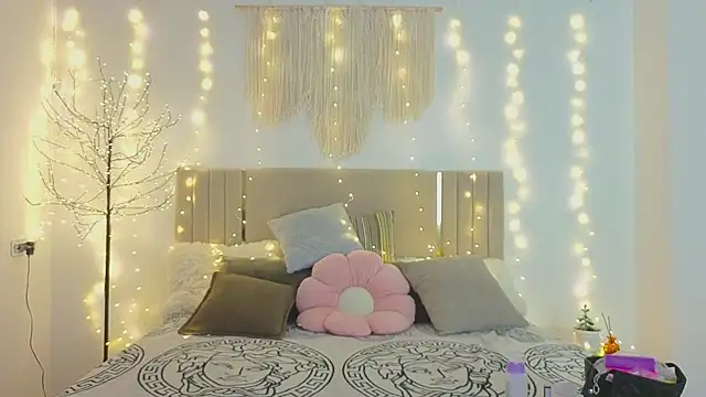 Little mia   online show from December 17, 10:38 pm