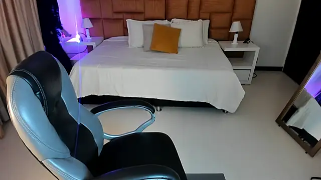 Snapshot of Catti_Brie chatting on October 1, 11:38 am Catti Brie online show from October 1, 11:38 am