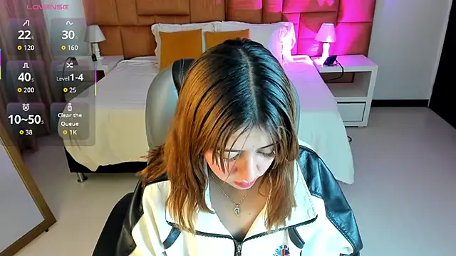 Snapshot of Catti_Brie chatting on October 6, 12:13 pm Catti Brie online show from October 6, 12:13 pm