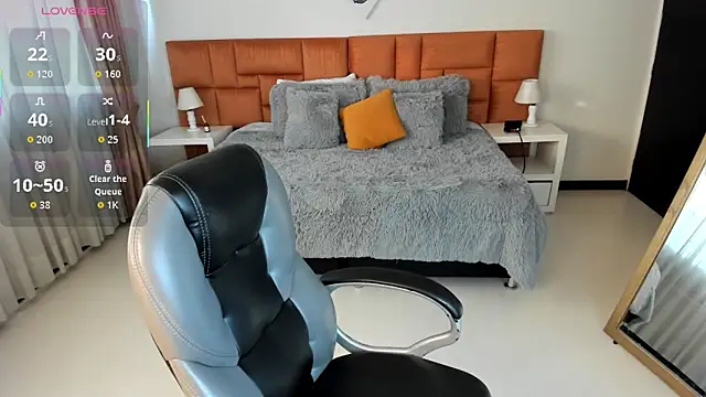 Snapshot of Catti_Brie chatting on October 9, 11:41 am Catti Brie online show from October 9, 11:41 am