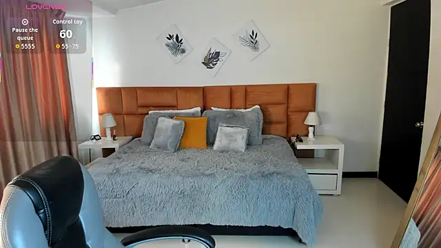 Snapshot of Catti_Brie chatting on October 15, 12:05 pm Catti Brie online show from October 15, 12:05 pm