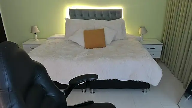 Snapshot of Catti_Brie chatting on October 25, 1:46 am Catti Brie online show from October 25, 1:46 am